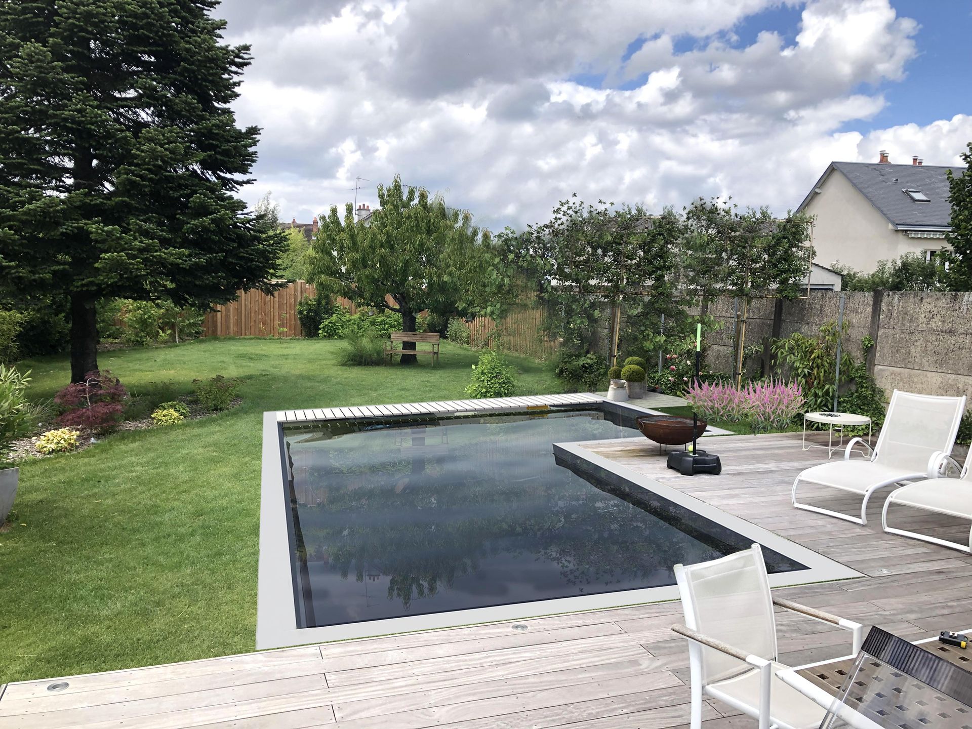 Photo après les travaux de la terrasse avec la piscine de la maison La Vallée