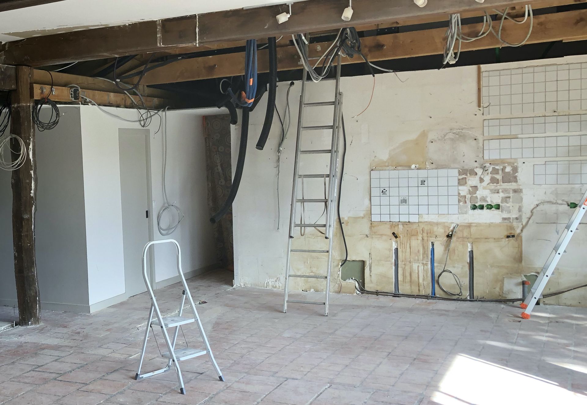 Photo de la pièce après la destruction de l'ancienne cuisine de la maison La Raisinière