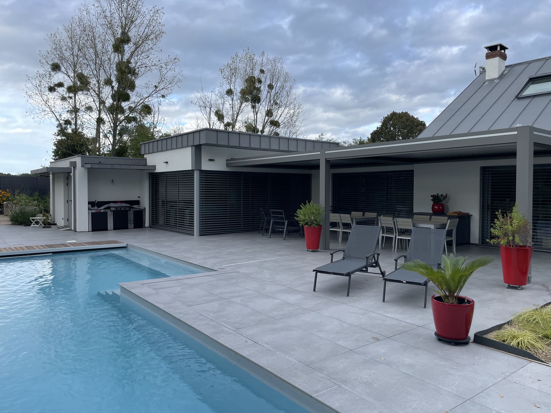 Photo de la maison et de la terrasse depuis la piscine de la maison Courtasaule