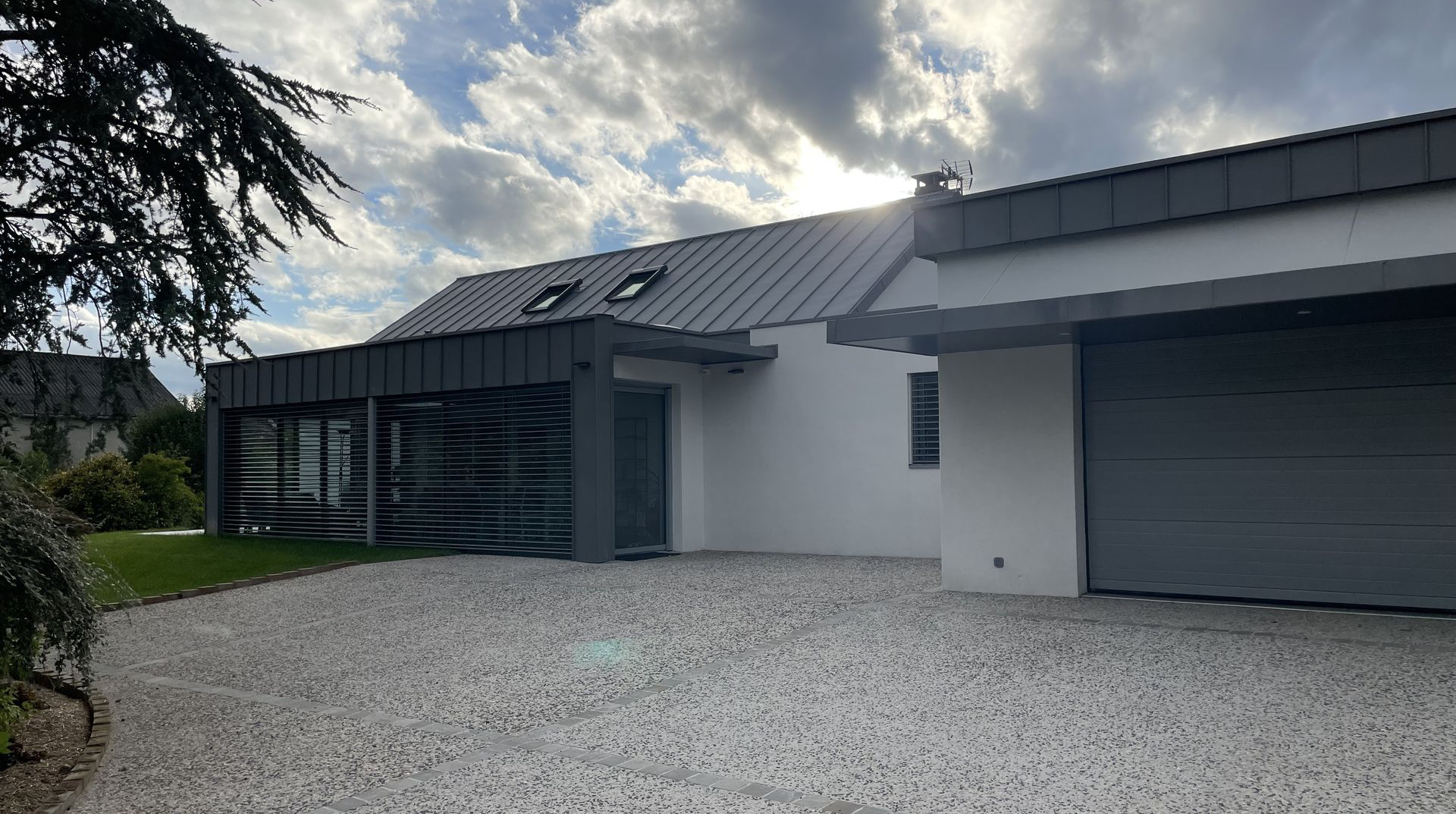 Photo de l'entrée et du garage de la maison Courtasaule