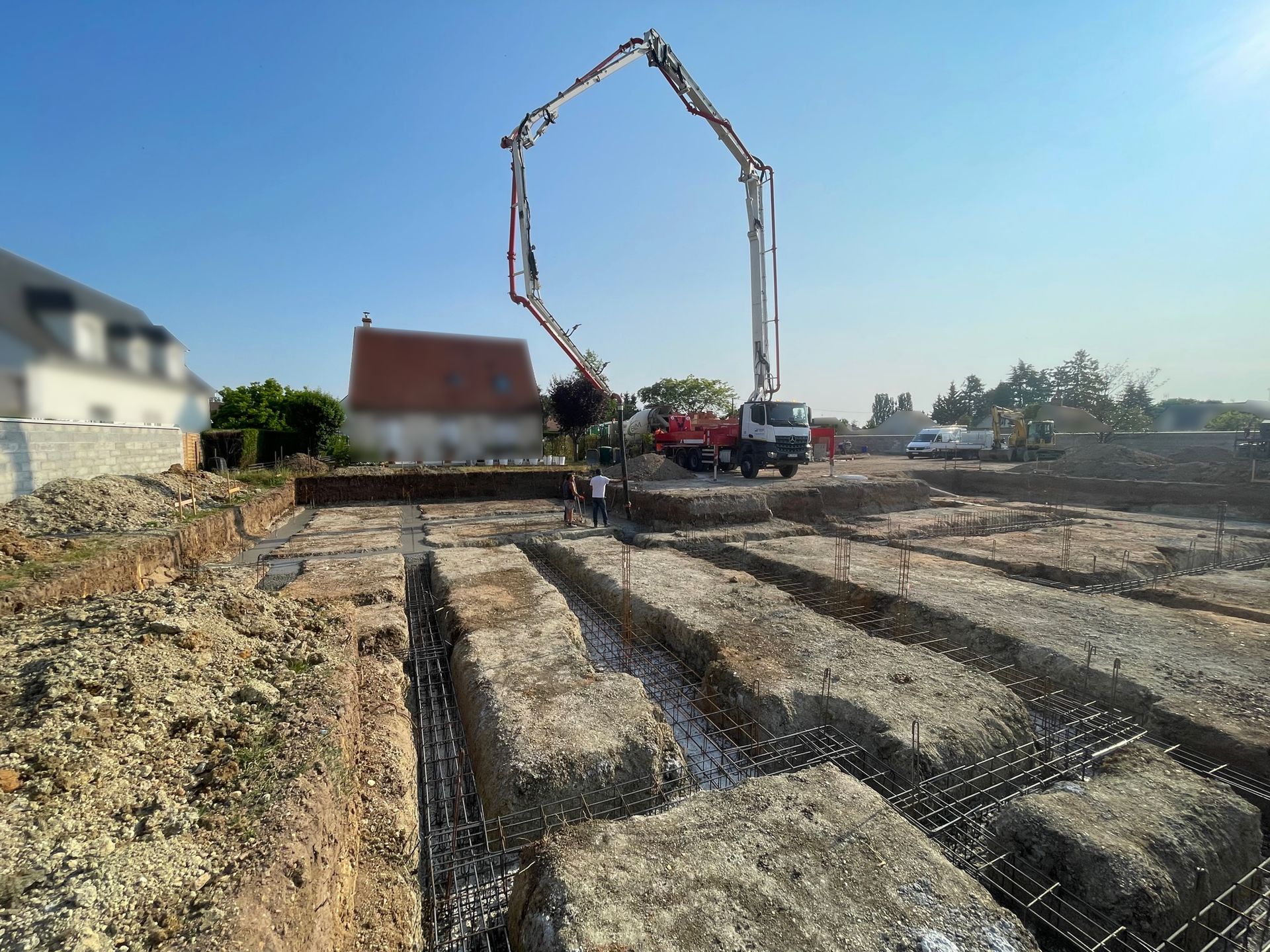 Photo du début du coulage des fondations de la maison La Graphique