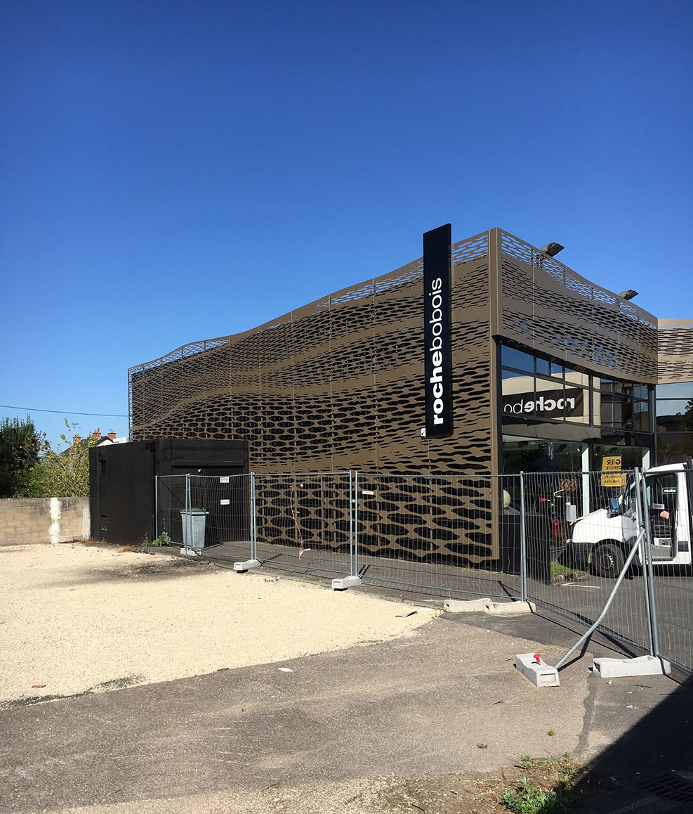 Vue de la façade en travaux du magasin Roche Bobois