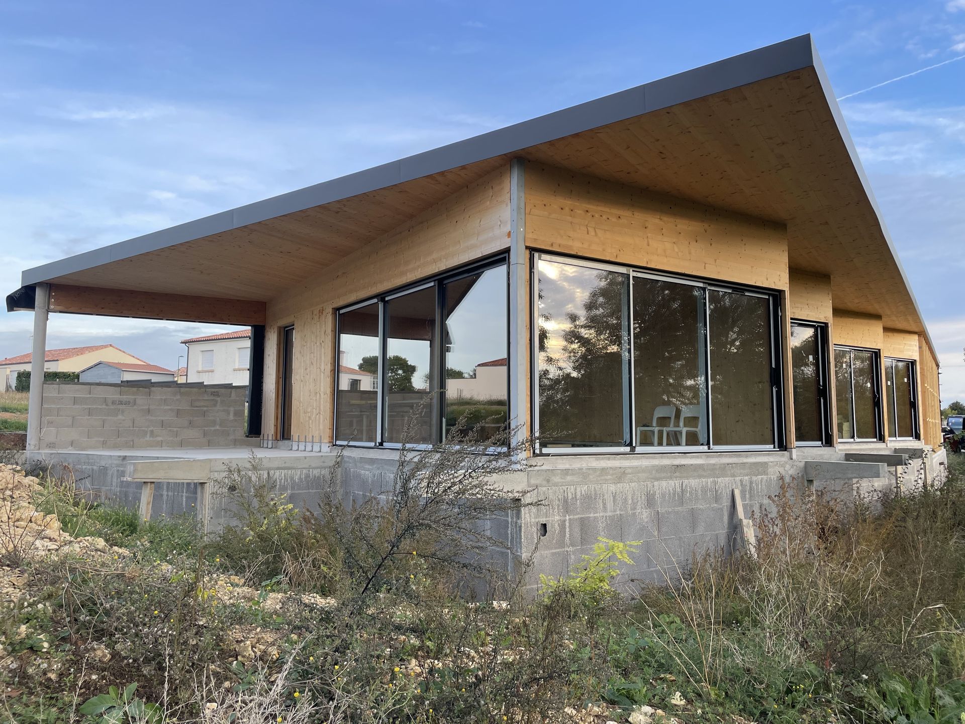 Chantier après la pose de l'étanchéité en toiture de la maison Le Triangle