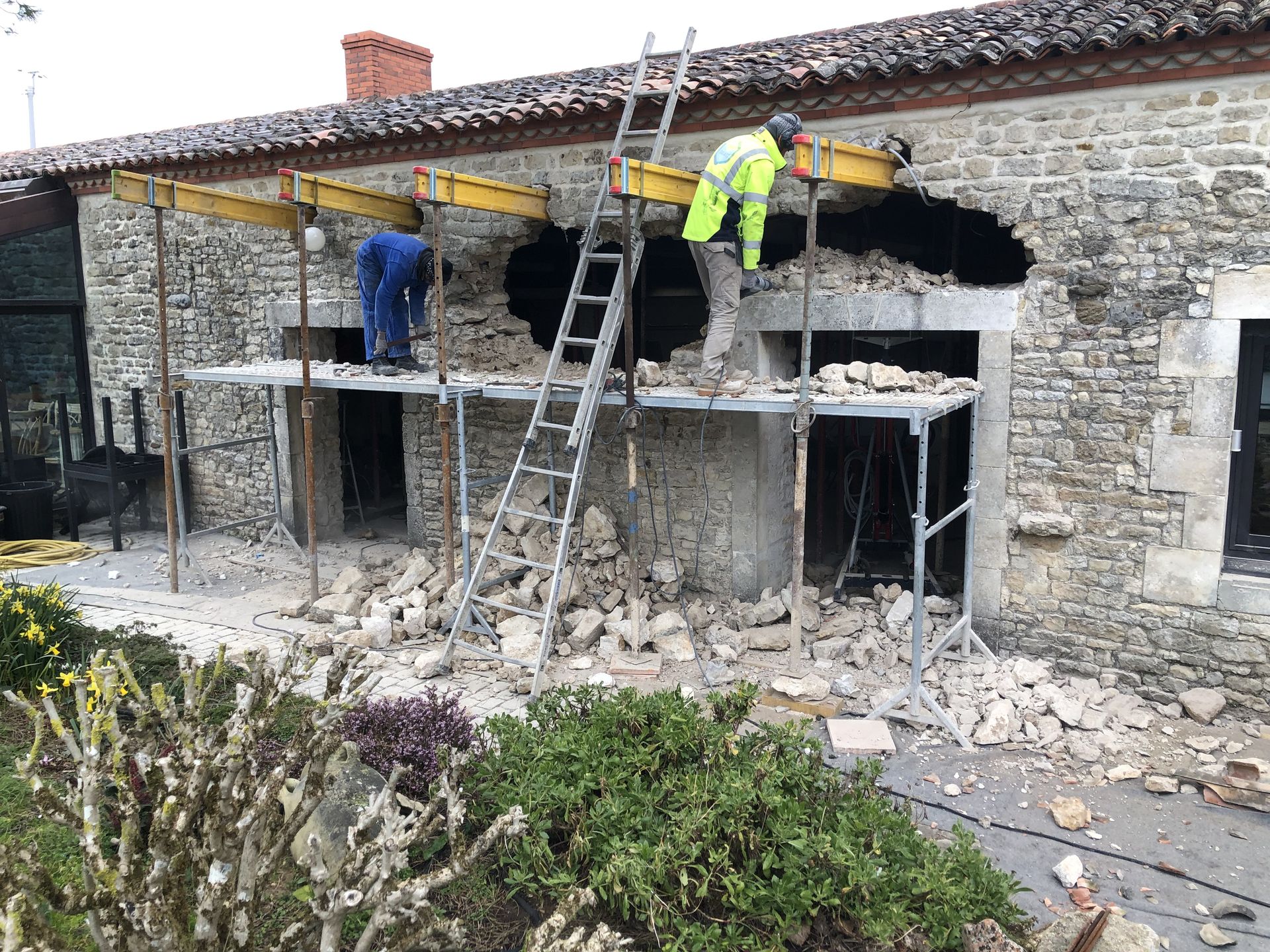 Photo des travaux de l'agrandissement de l'ouverture de la maison La Raisinière