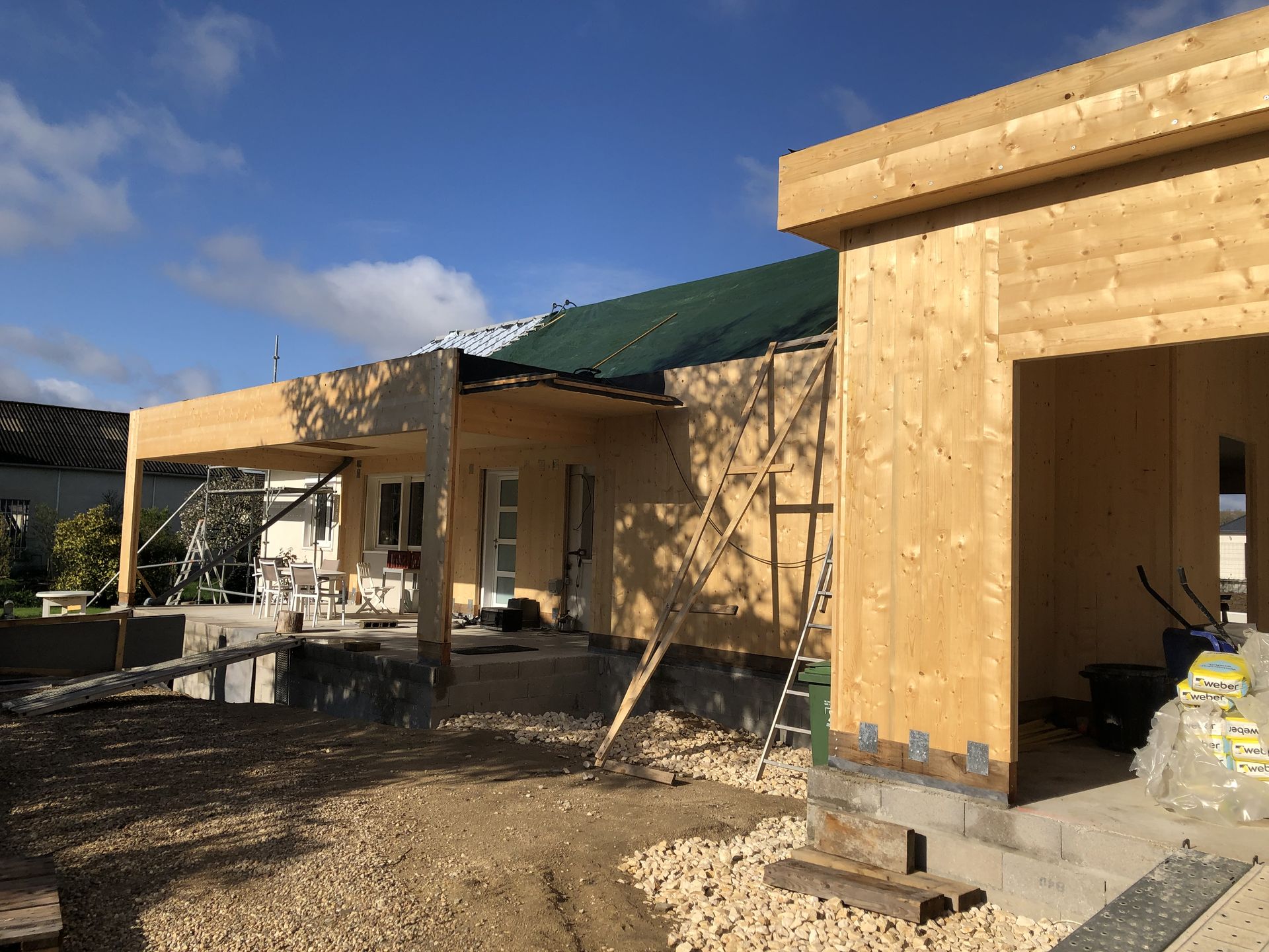 Façade de l'entrée après pose du CLT de la maison Courtasaule