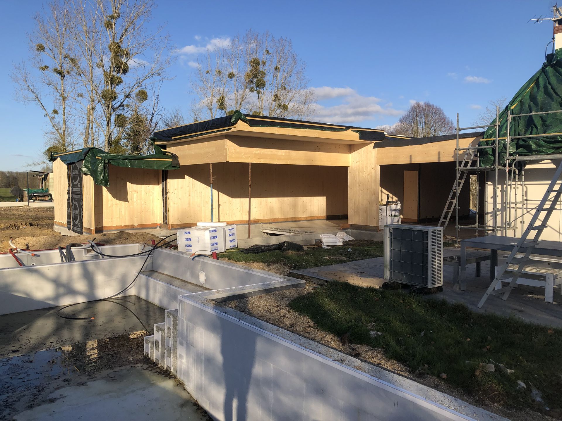 Façade de la terrasse et piscine après pose du CLT de la maison Courtasaule