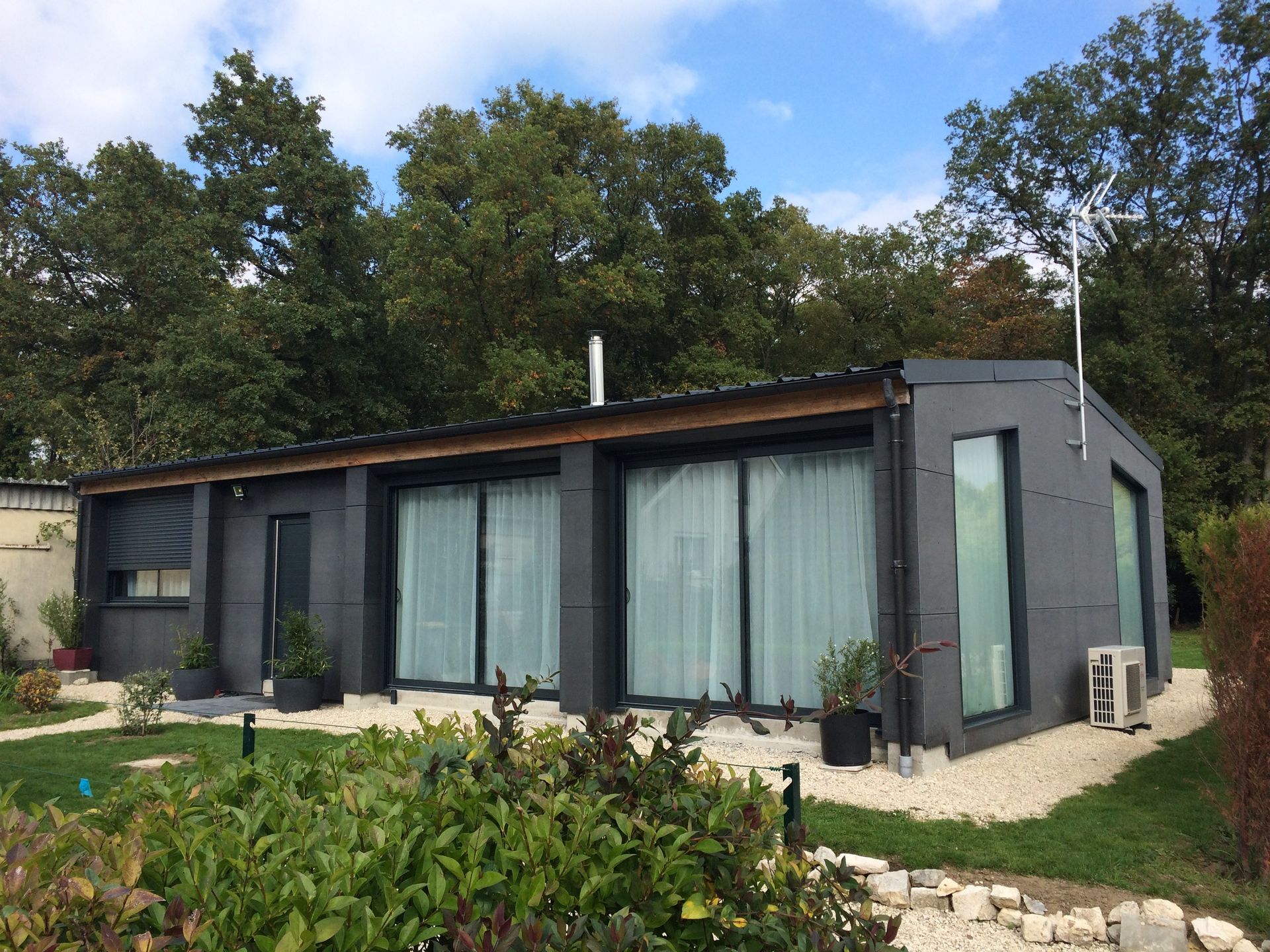 Photo, de la maison Chemin du bois, en auto-construction depuis le jardin