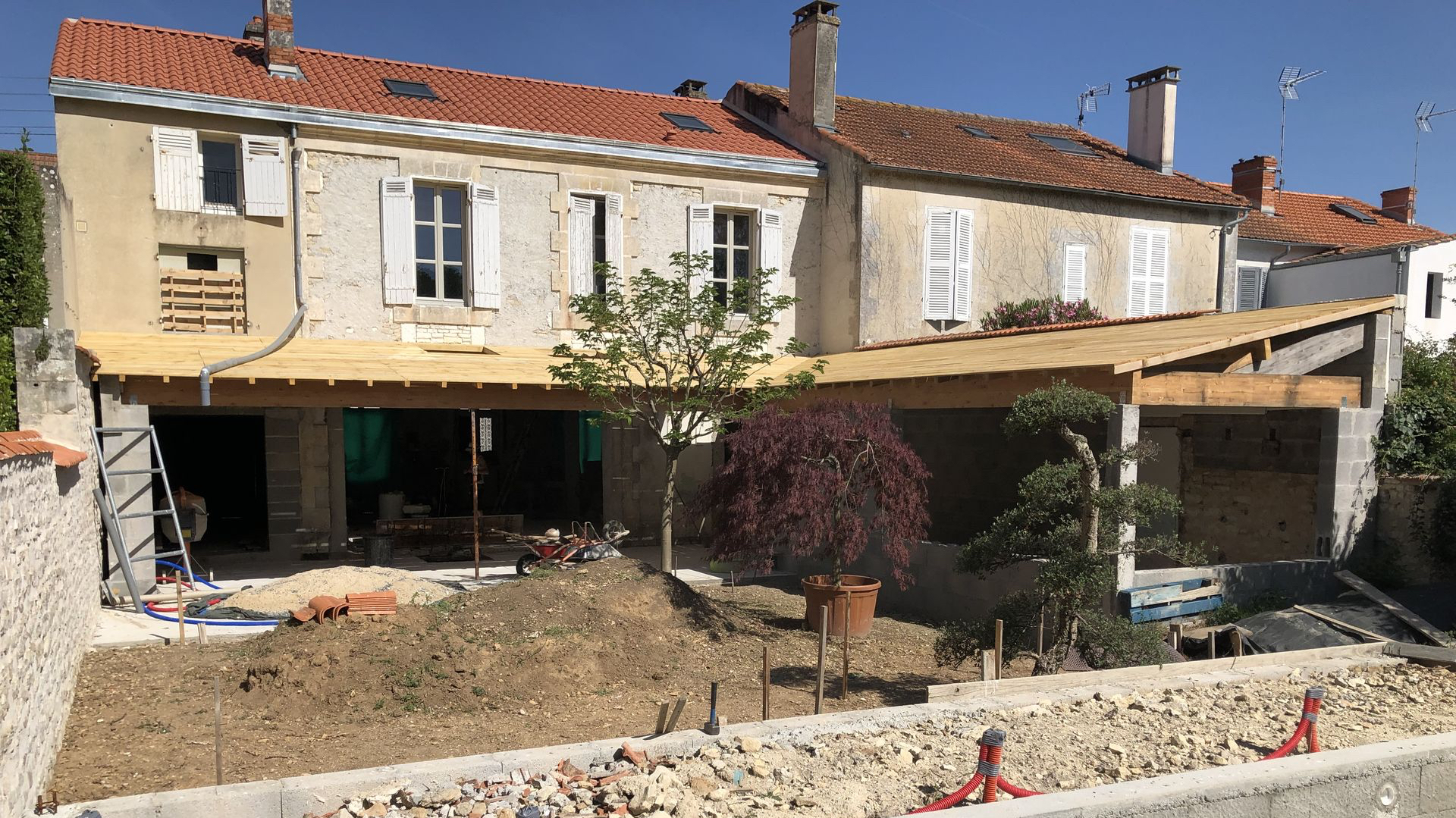 Photo de l'extension en travaux depuis la piscine de la maison La Commanderie