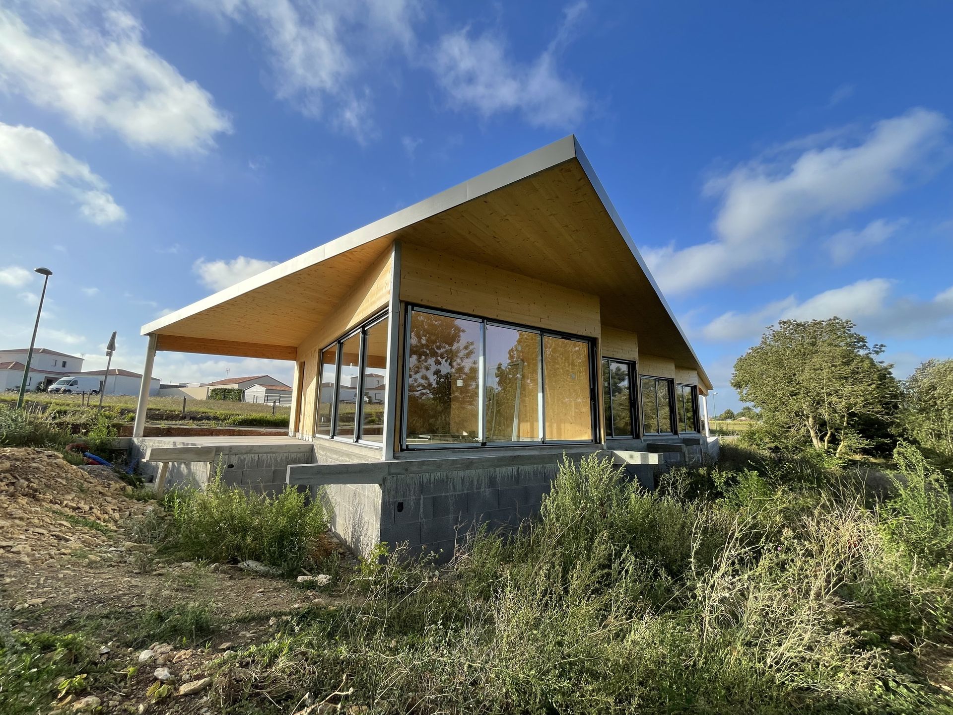 Chantier après la pose des menuiseries de la maison Le Triangle