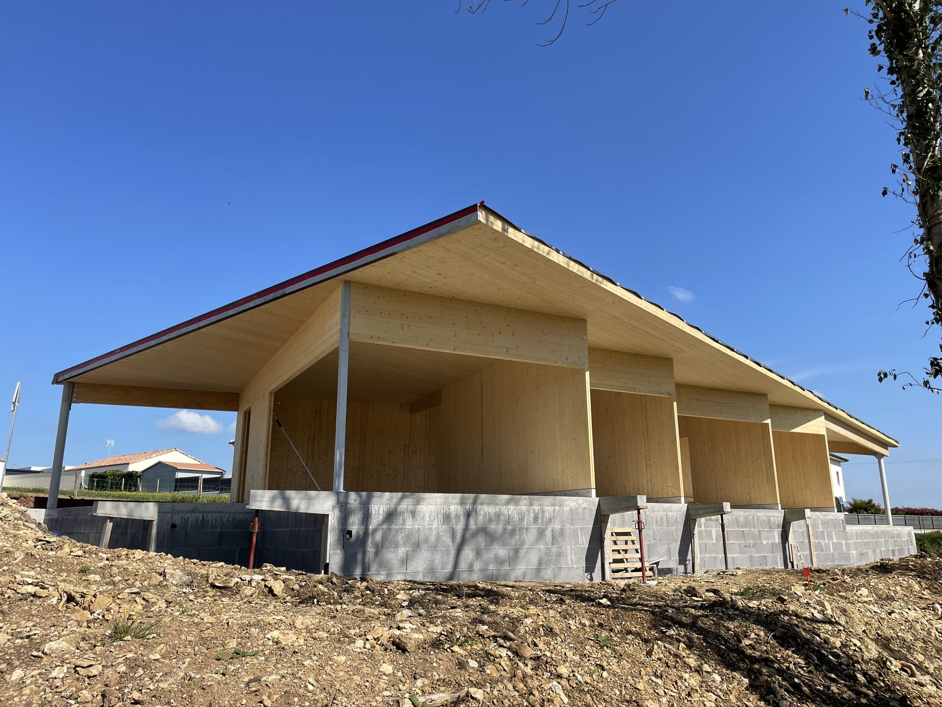 Chantier après la pose du CLT de la maison Le Triangle