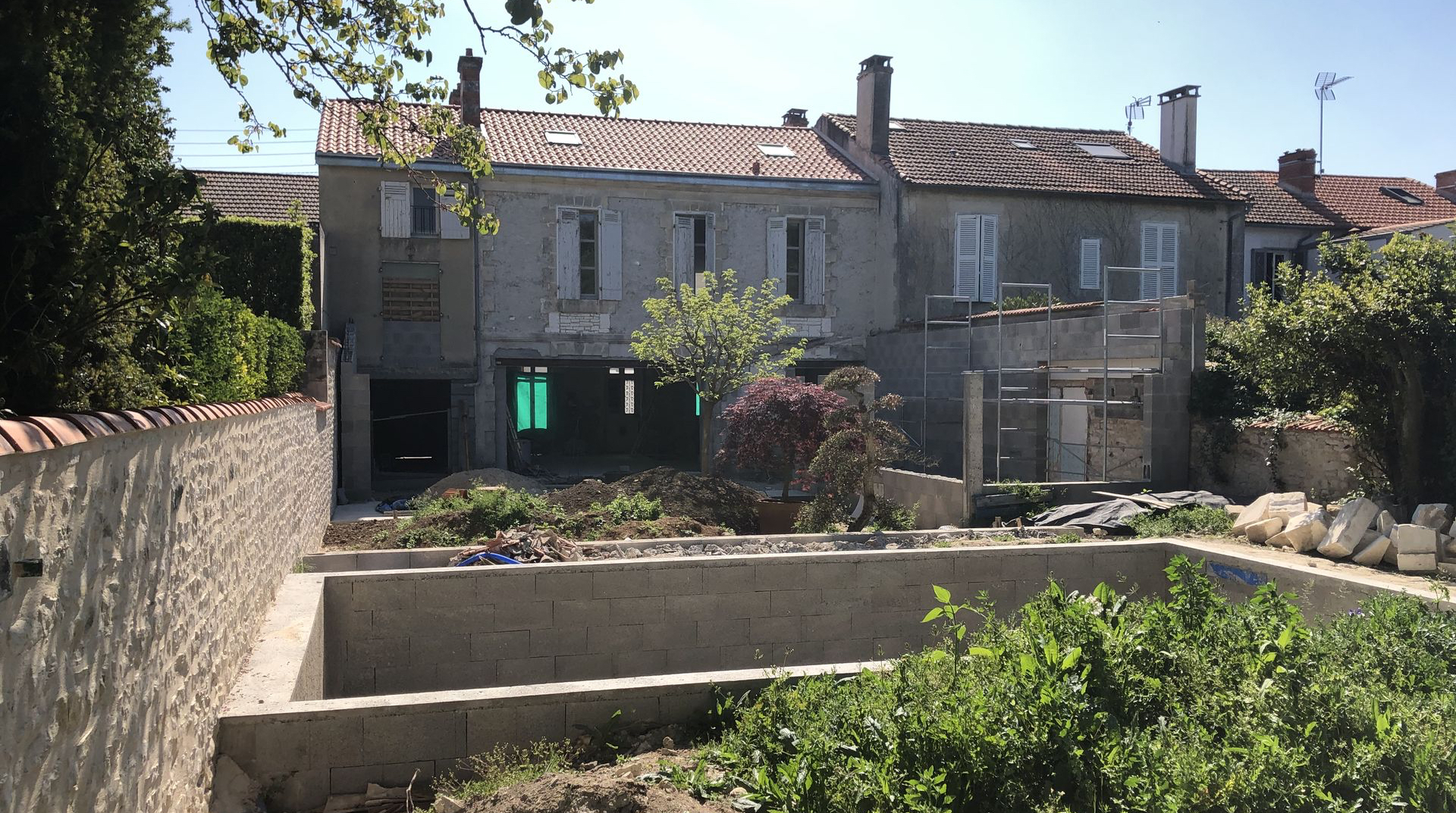 Photo avant la construction de l'extension depuis le jardin de la maison La Commanderie